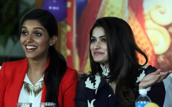 Two smiling women seated at a public event against a colorful backdrop; celebrity portrait rendered as a 4K Ultra HD PC desktop wallpaper and background.