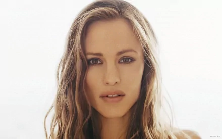 HD PC desktop wallpaper featuring a close-up portrait of celebrity Jennifer Garner with natural makeup and loose hair against a soft, light background.