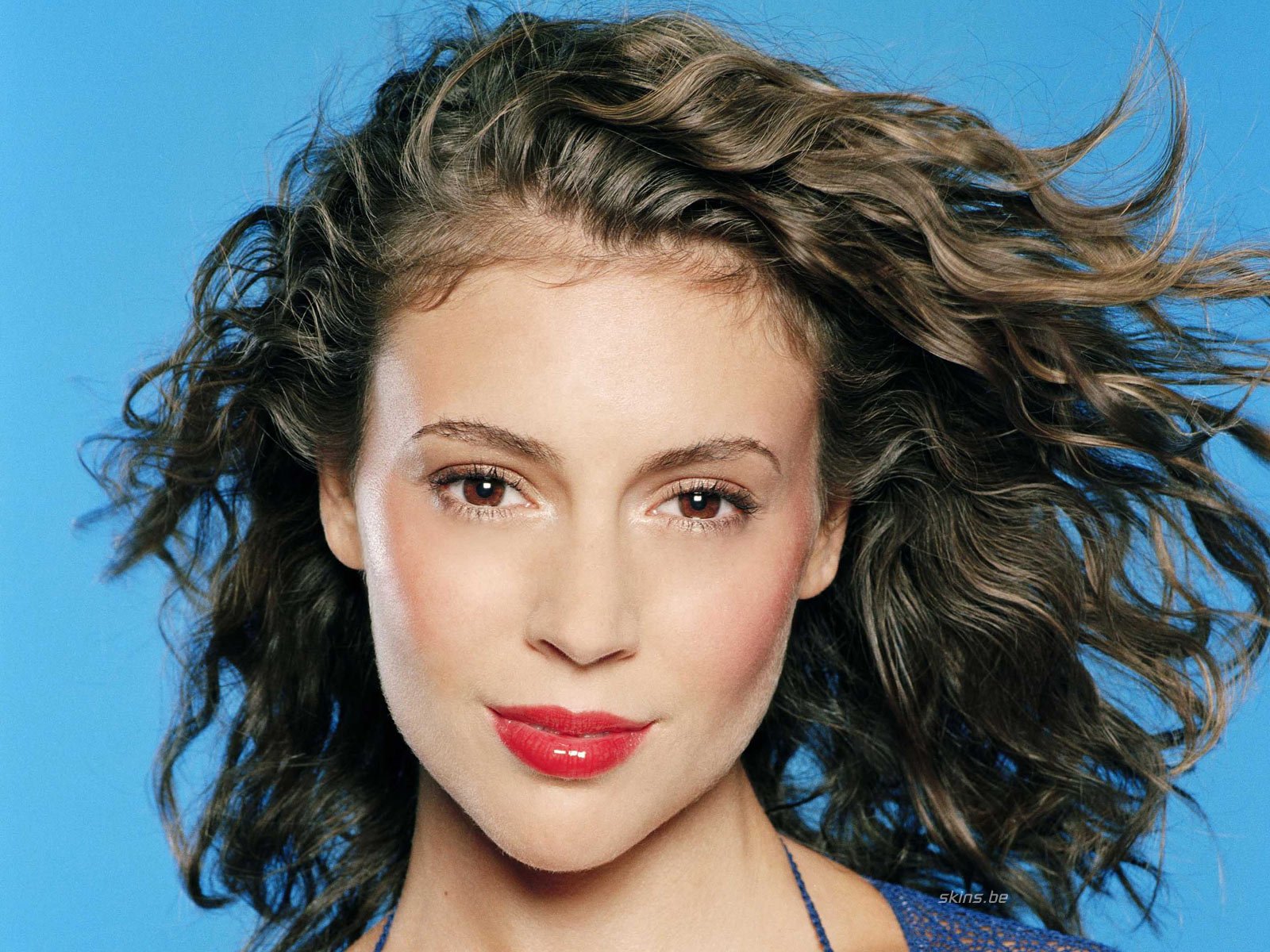 HD PC desktop wallpaper featuring a close-up portrait of celebrity Alyssa Milano with flowing hair against a blue background.