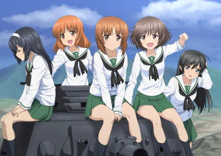 Anime Girls und Panzer wallpaper featuring five high school girls in uniforms sitting on a tank under a blue sky, designed as an HD PC desktop background.