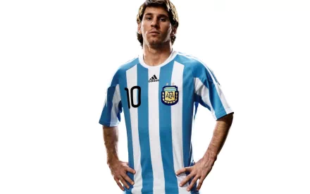 HD desktop wallpaper of a soccer player tagged as Lionel Messi in an Argentina jersey with the number 10, hands on hips, and a confident expression. Background is plain white.