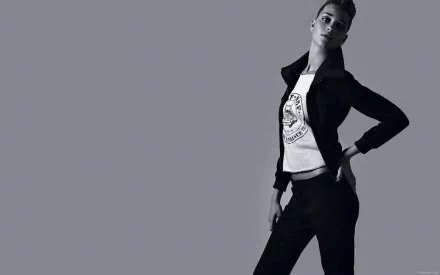 HD PC desktop wallpaper featuring Ana Beatriz Barros posing confidently against a minimalist gray background.