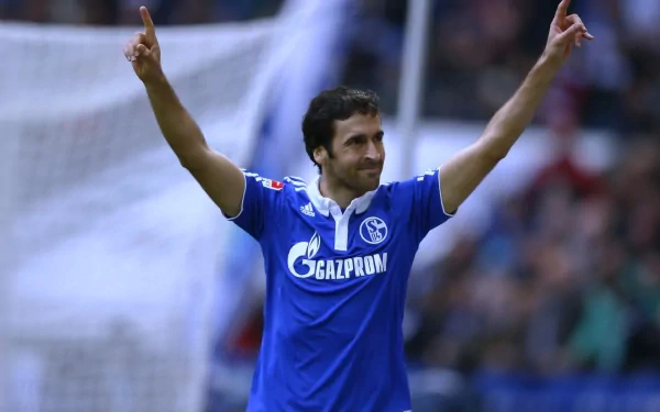 Raúl González Blanco Sports HD Desktop Wallpaper | Background Image