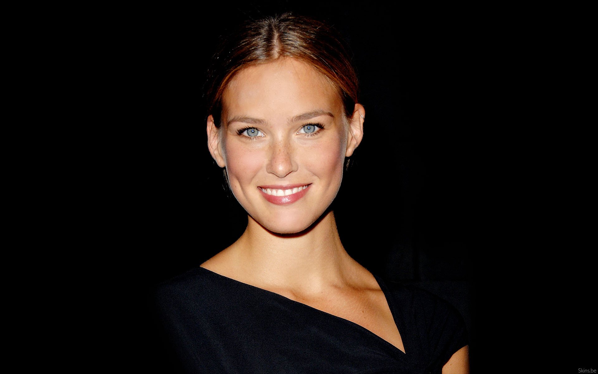 HD desktop wallpaper featuring celebrity Bar Refaeli smiling against a black background.