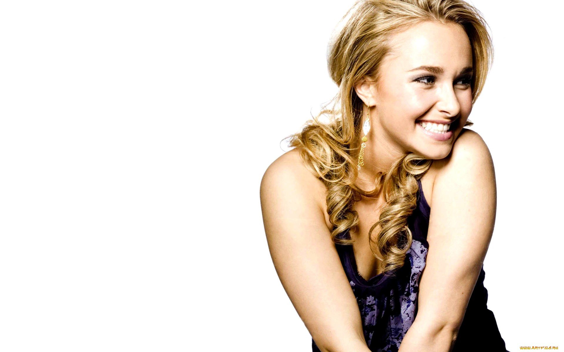 HD PC desktop wallpaper featuring celebrity Hayden Panettiere smiling against a white background.