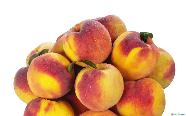 HD PC desktop wallpaper featuring a close-up of fresh, ripe peaches with water droplets on a white background.