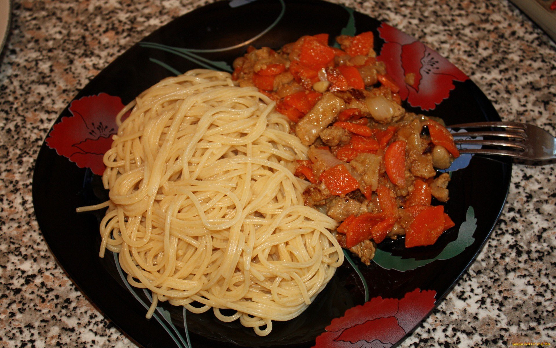 HD PC desktop wallpaper featuring a meal with cooked spaghetti and a stir-fry of meat and red bell peppers on a black floral plate.