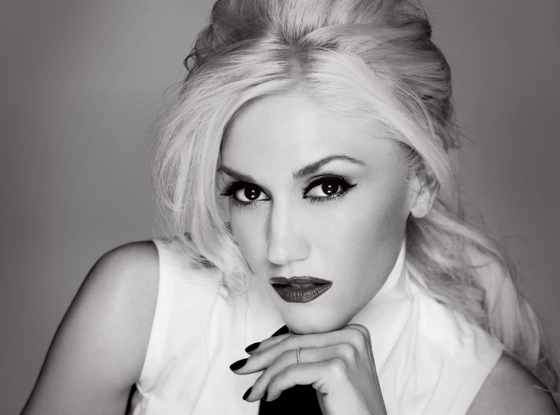 A striking black-and-white portrait of Gwen Stefani, showcasing her signature style and bold makeup, serves as an engaging HD PC desktop wallpaper and background.