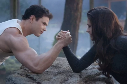 Jacob Black and Bella Swan engage in a playful arm-wrestling match in this HD wallpaper from The Twilight Saga: Breaking Dawn - Part 2, featuring Taylor Lautner and Kristen Stewart.