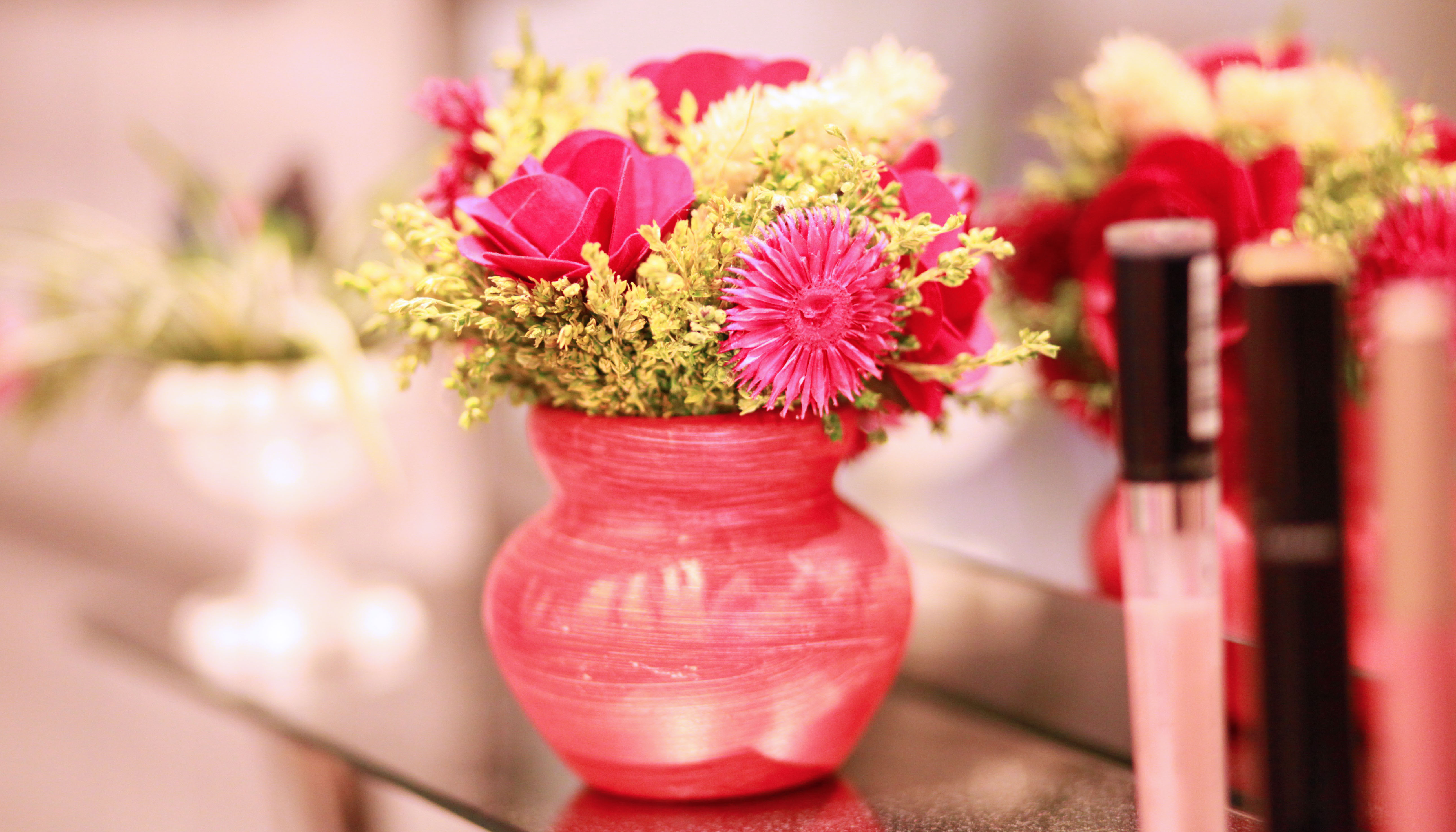 Картинка с цветами на столе. Цветы в вазе. Вазы с цветами. Цветочки в вазе. Ваза с цветами на столе.