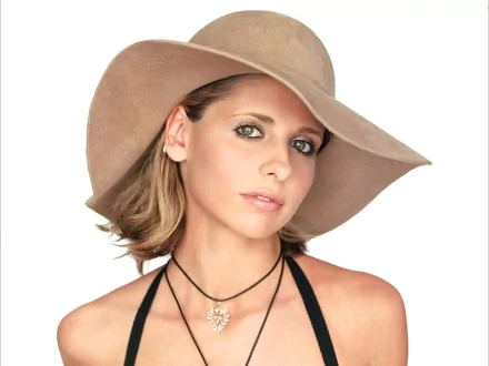 HD PC desktop wallpaper featuring celebrity Sarah Michelle Gellar wearing a wide-brimmed hat and layered necklaces against a white background.