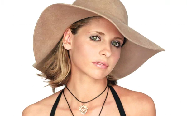 HD PC desktop wallpaper featuring celebrity Sarah Michelle Gellar wearing a wide-brimmed hat and layered necklaces against a white background.