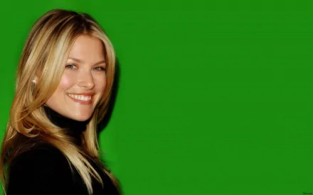 HD PC desktop wallpaper featuring celebrity Ali Larter smiling with a green background.