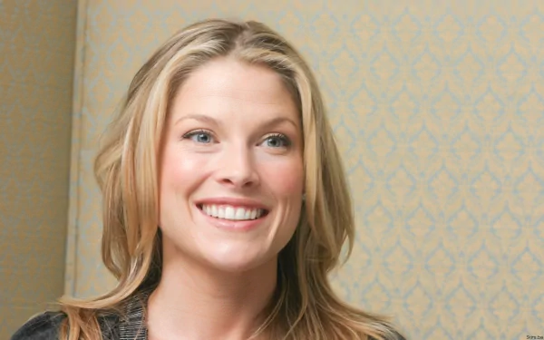 HD PC desktop wallpaper featuring a smiling Ali Larter against a patterned beige background.