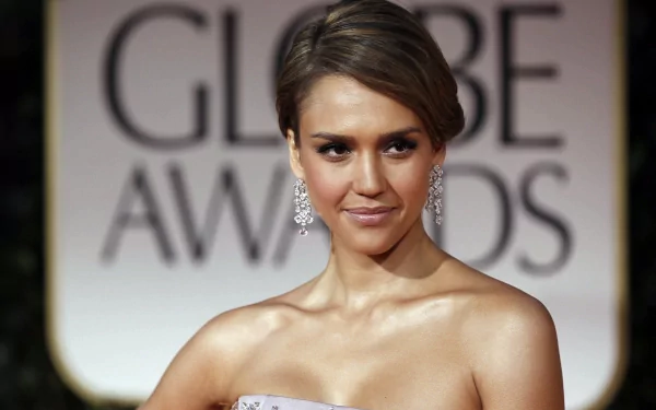 A striking 4K Ultra HD wallpaper featuring celebrity Jessica Alba at the Golden Globe Awards, showcasing her elegance and style with stunning jewelry and a glamorous gown.