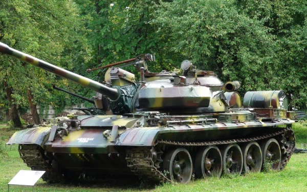 4K Ultra HD PC desktop wallpaper of a military tank displayed on a grassy area surrounded by trees.