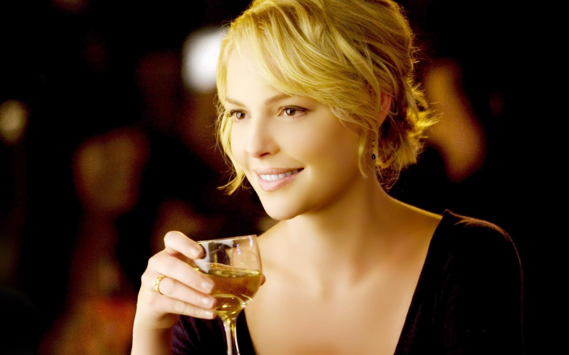 HD PC desktop wallpaper featuring celebrity Katherine Heigl smiling and holding a glass, set against a softly blurred background.