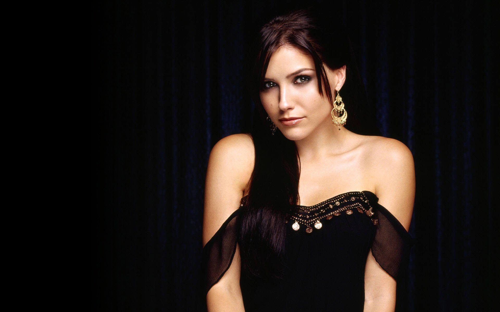 HD PC desktop wallpaper featuring celebrity Sophia Bush in a black strapless dress with gold detailing against a dark background.