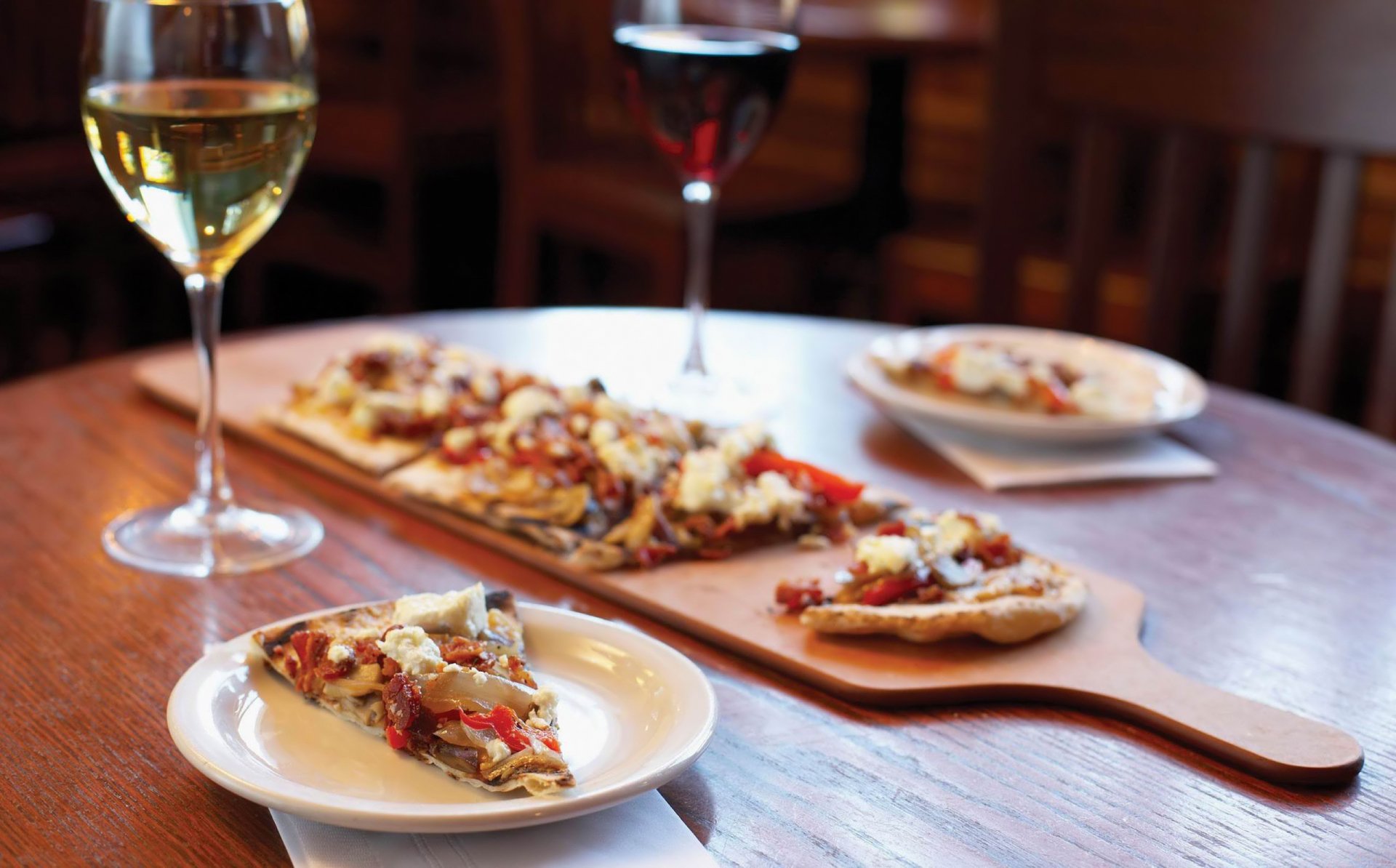 2K Quad HD PC desktop wallpaper/background showing sliced flatbread pizzas on a wooden board with wine glasses — food, pizza.