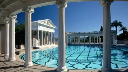HD desktop wallpaper featuring a man-made pool surrounded by classical columns and architecture under a clear blue sky.
