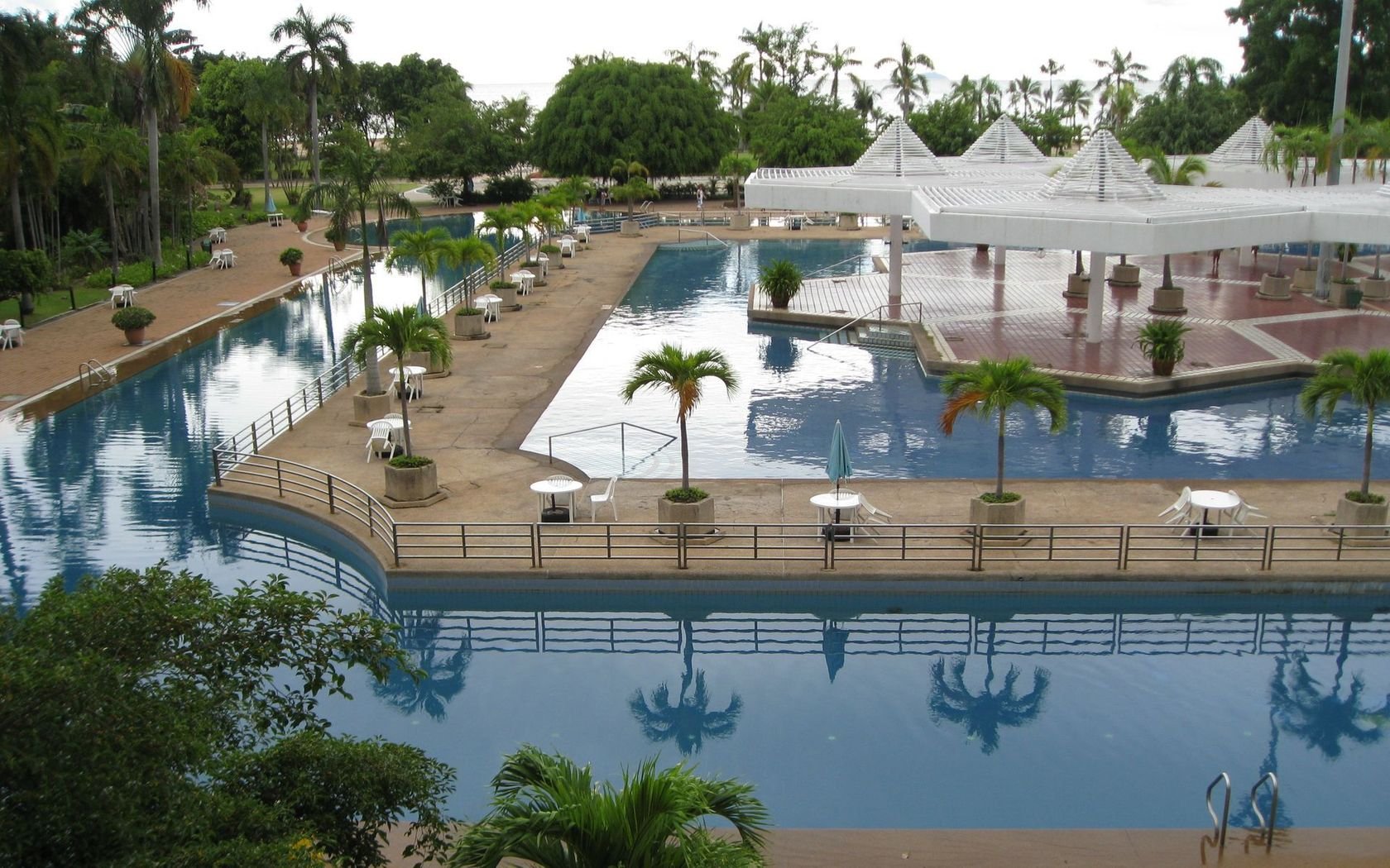 Download Man Made Pool Wallpaper