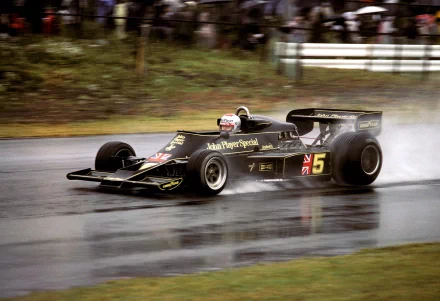 A classic F1 car racing through wet conditions, showcasing the thrill of motorsport. This dynamic HD desktop wallpaper captures the excitement of Formula 1 racing.