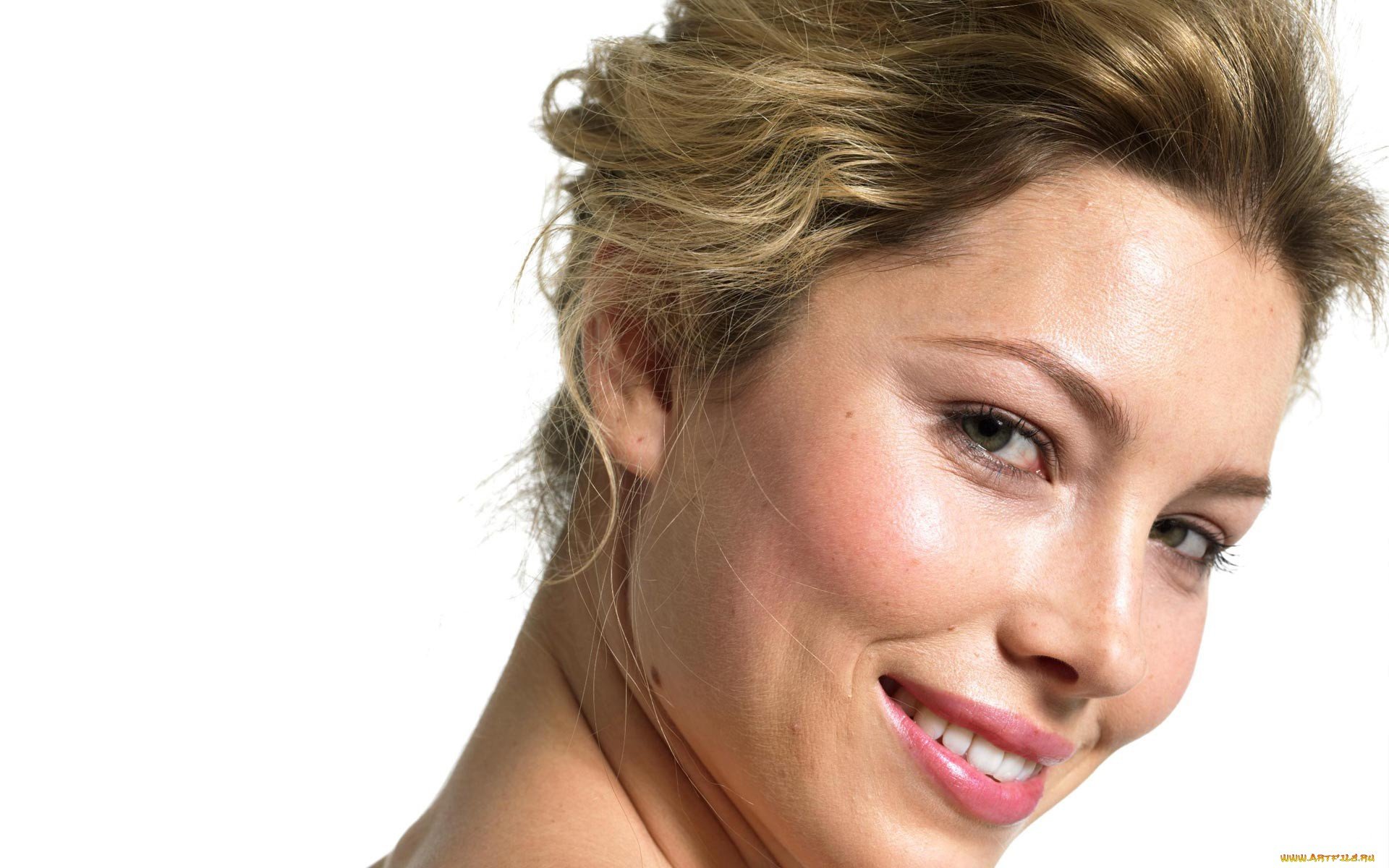 HD desktop wallpaper featuring a close-up portrait of celebrity Jessica Biel smiling against a white background.