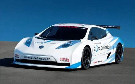 HD desktop wallpaper featuring a white 2011 Nissan Leaf Nismo race car with blue and black accents under a clear blue sky.