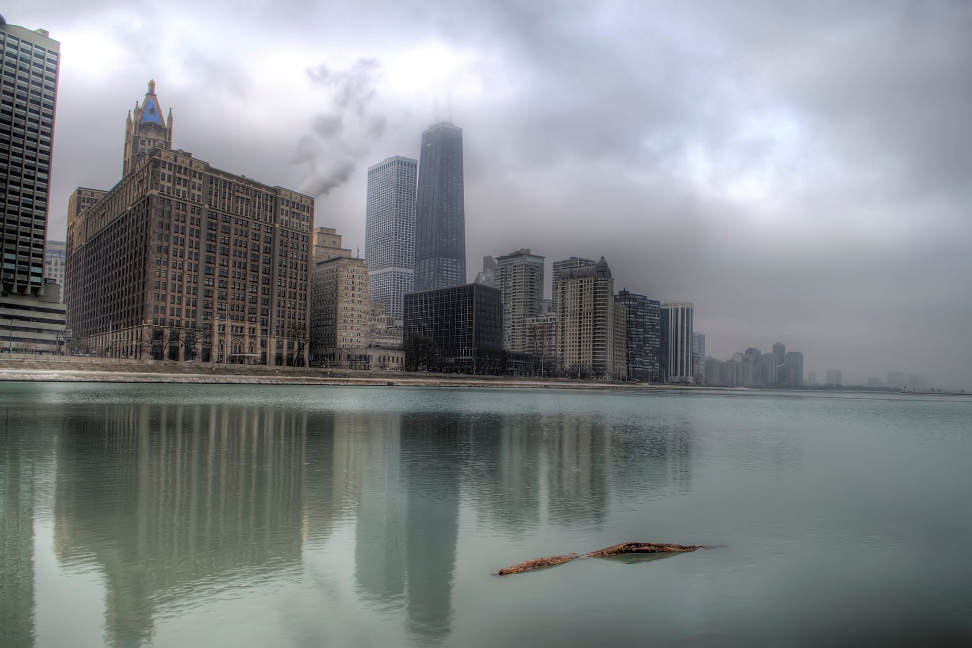4K Ultra HD PC desktop wallpaper and background: foggy Chicago skyline with man-made skyscrapers reflecting on calm water.