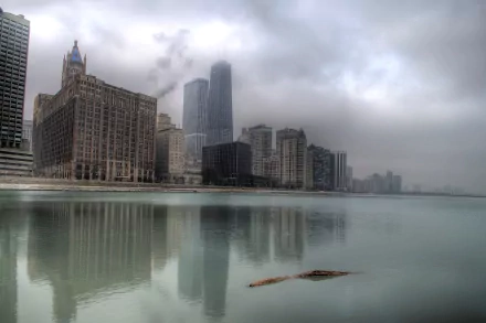 4K Ultra HD PC desktop wallpaper and background: foggy Chicago skyline with man-made skyscrapers reflecting on calm water.