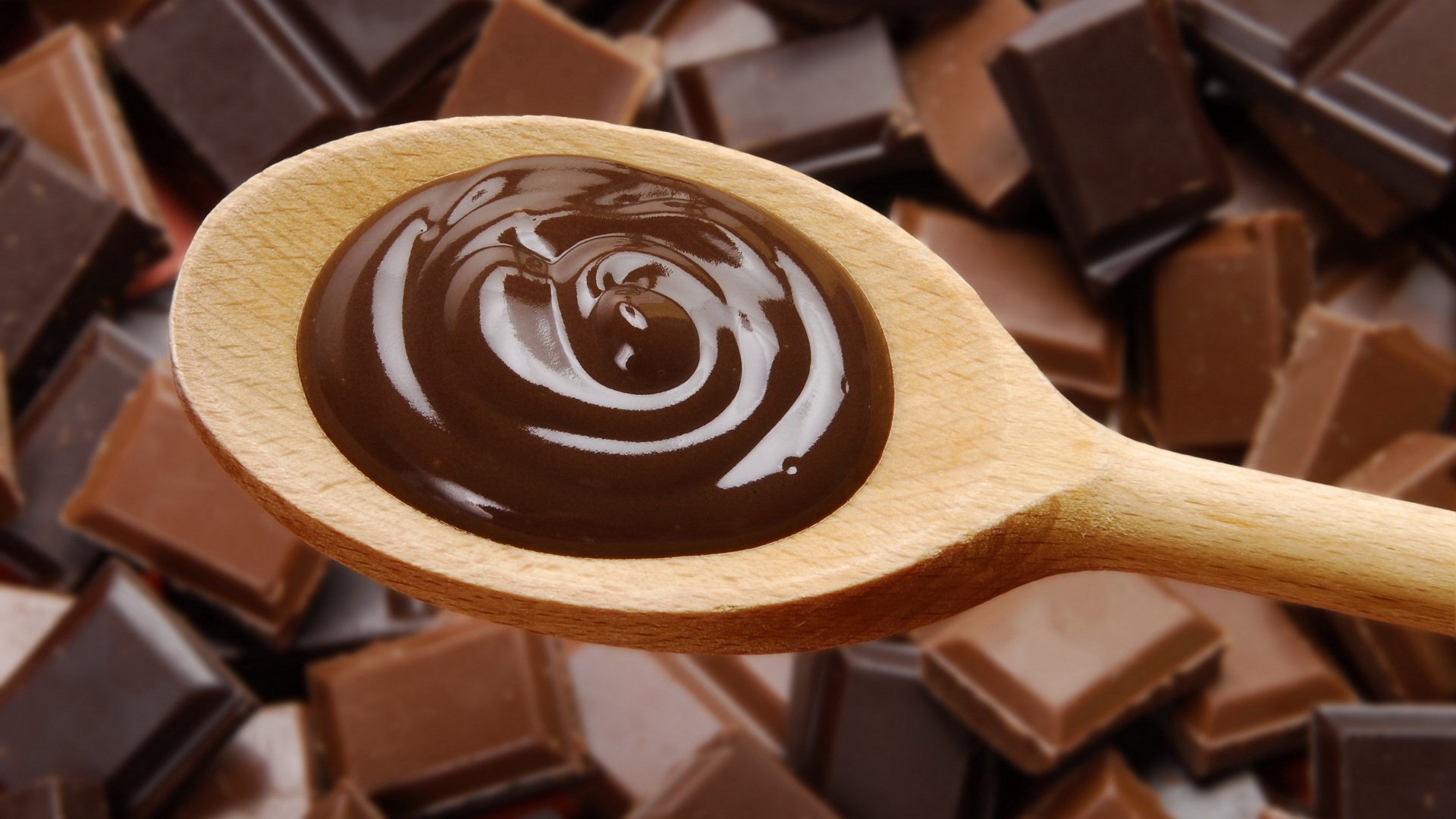 Ну шоколадом. Жидкий шоколад. Растопленный шоколад. Плавленный шоколад. Красивый шоколад растопленный.