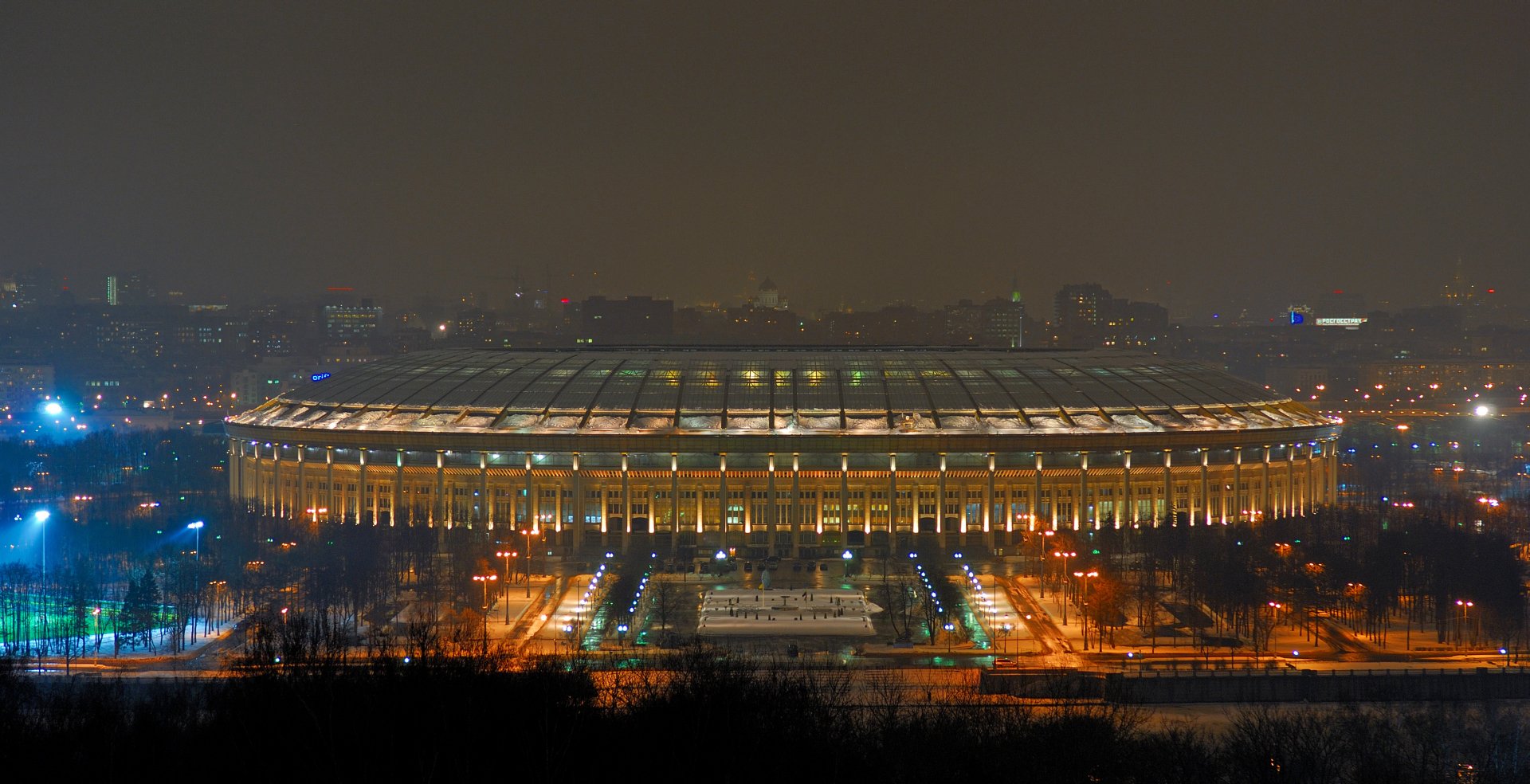 Night view of Luzhniki Stadium illuminated with warm lights, captured as an HD PC desktop wallpaper showcasing this iconic sports venue.