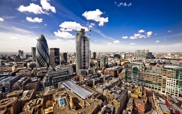 4K Ultra HD PC desktop wallpaper and background: panoramic man-made London skyline with the Gherkin and modern skyscrapers beneath a vivid blue sky.