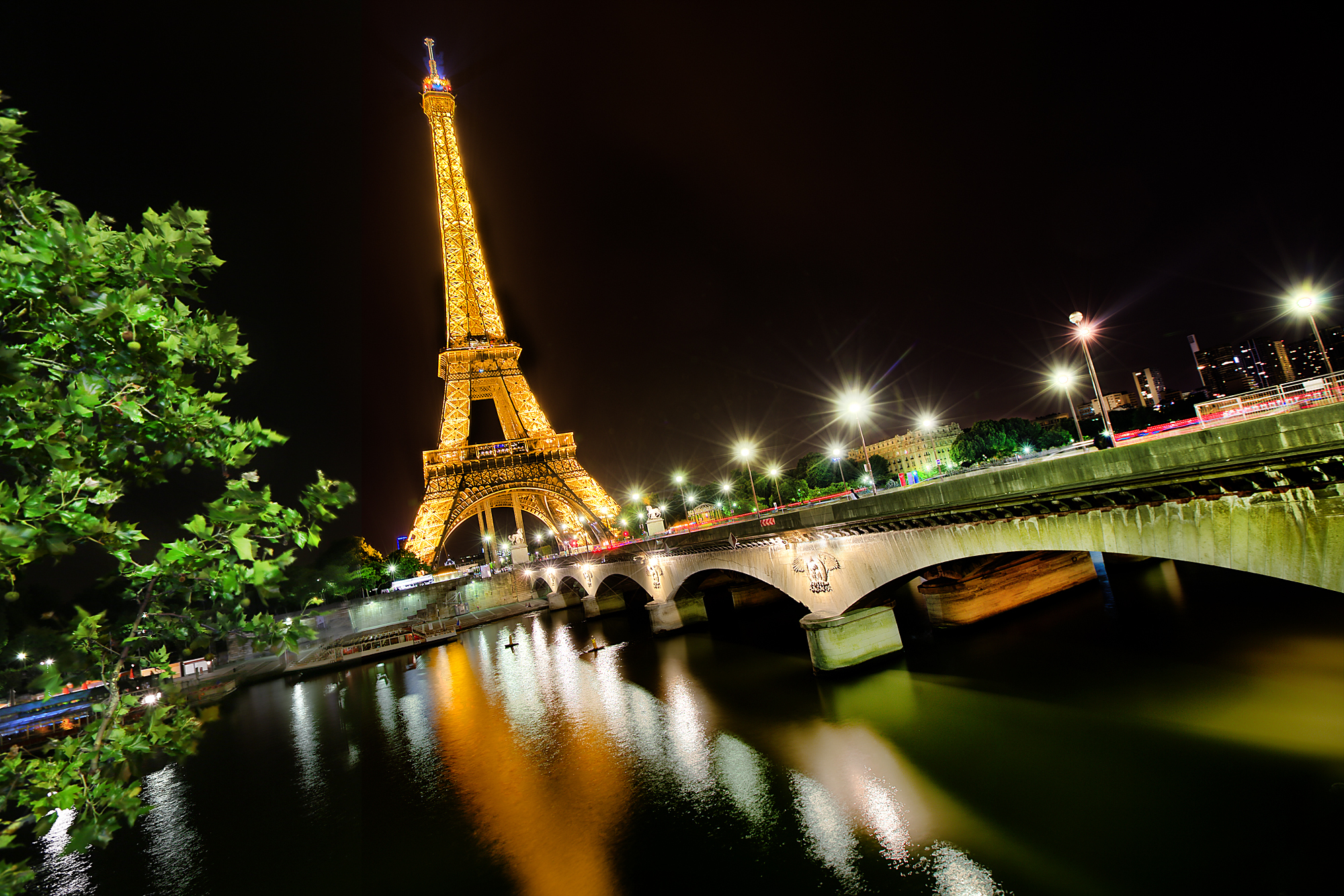 Eiffel Tower HD Wallpaper | Background Image | 2000x1333