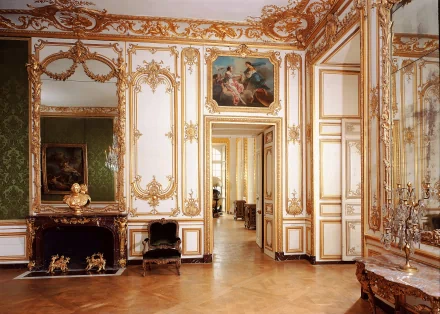 An opulent palace interior featuring ornate gold detailing, elegant furnishings, and rich green wallpaper, captured in stunning 4K Ultra HD resolution for an impressive desktop background.