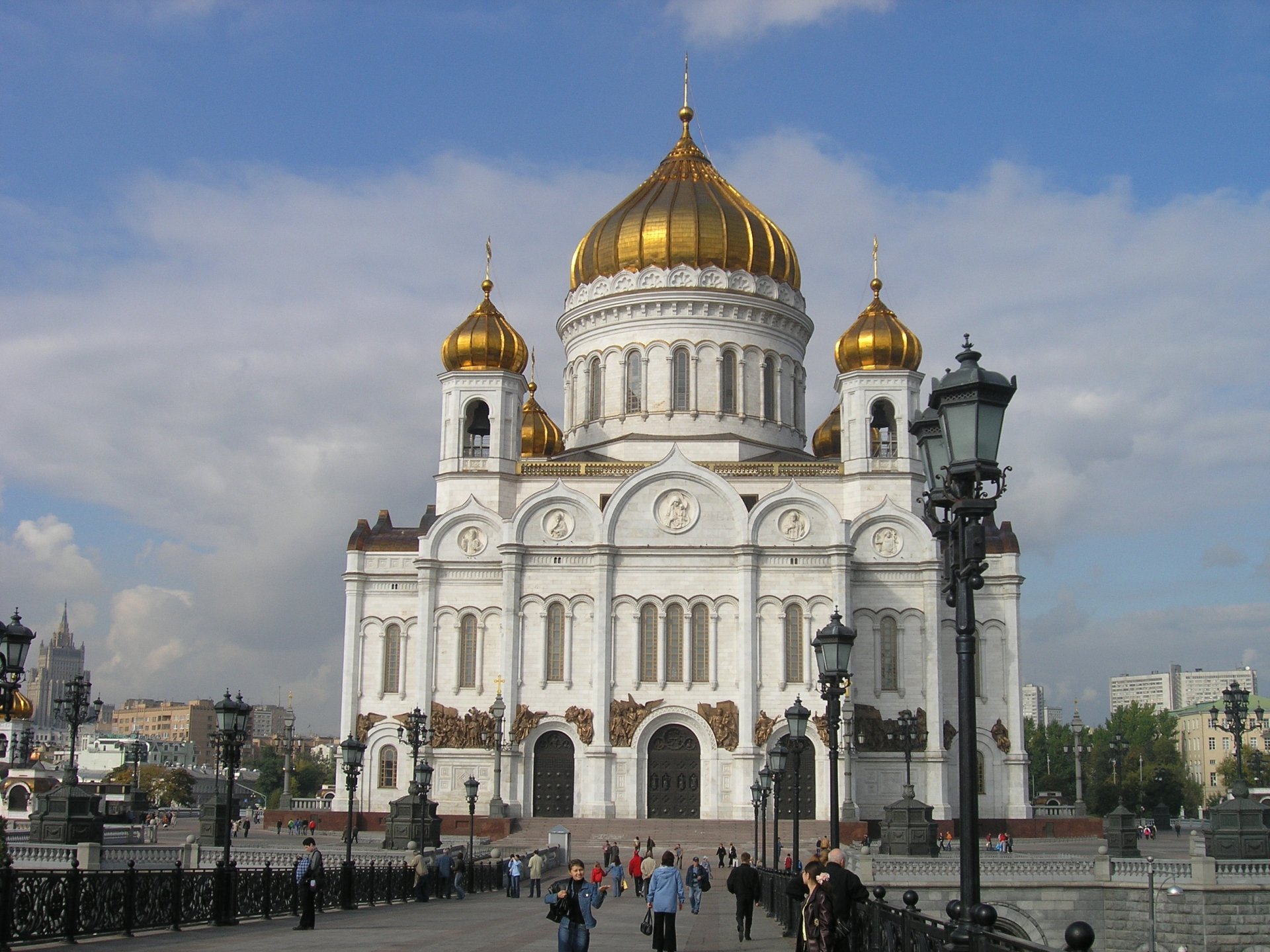 HD desktop wallpaper featuring the Cathedral of Christ the Saviour, a grand religious landmark with golden domes under a partly cloudy sky.