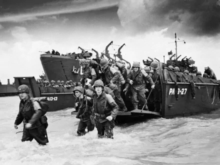 HD desktop wallpaper showing soldiers disembarking from landing crafts during the D-Day military invasion in World War II.