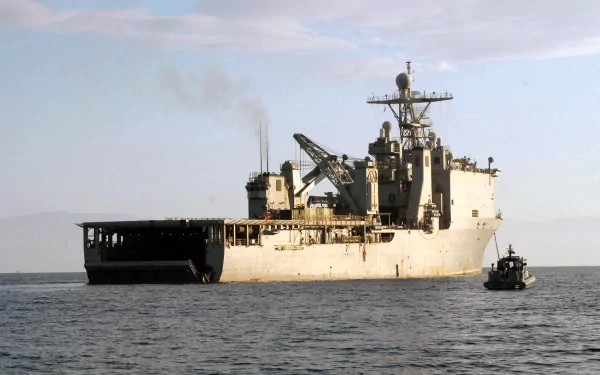 warship dock landing ship military USS Fort McHenry (LSD-43) HD Desktop Wallpaper | Background Image