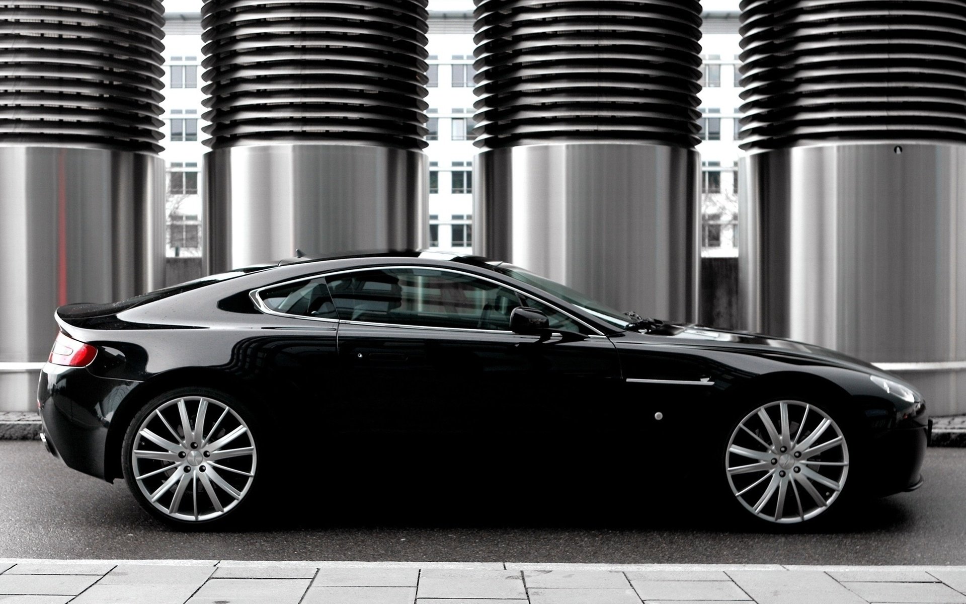 Download Vehicle Aston Martin V8 Vantage HD Wallpaper