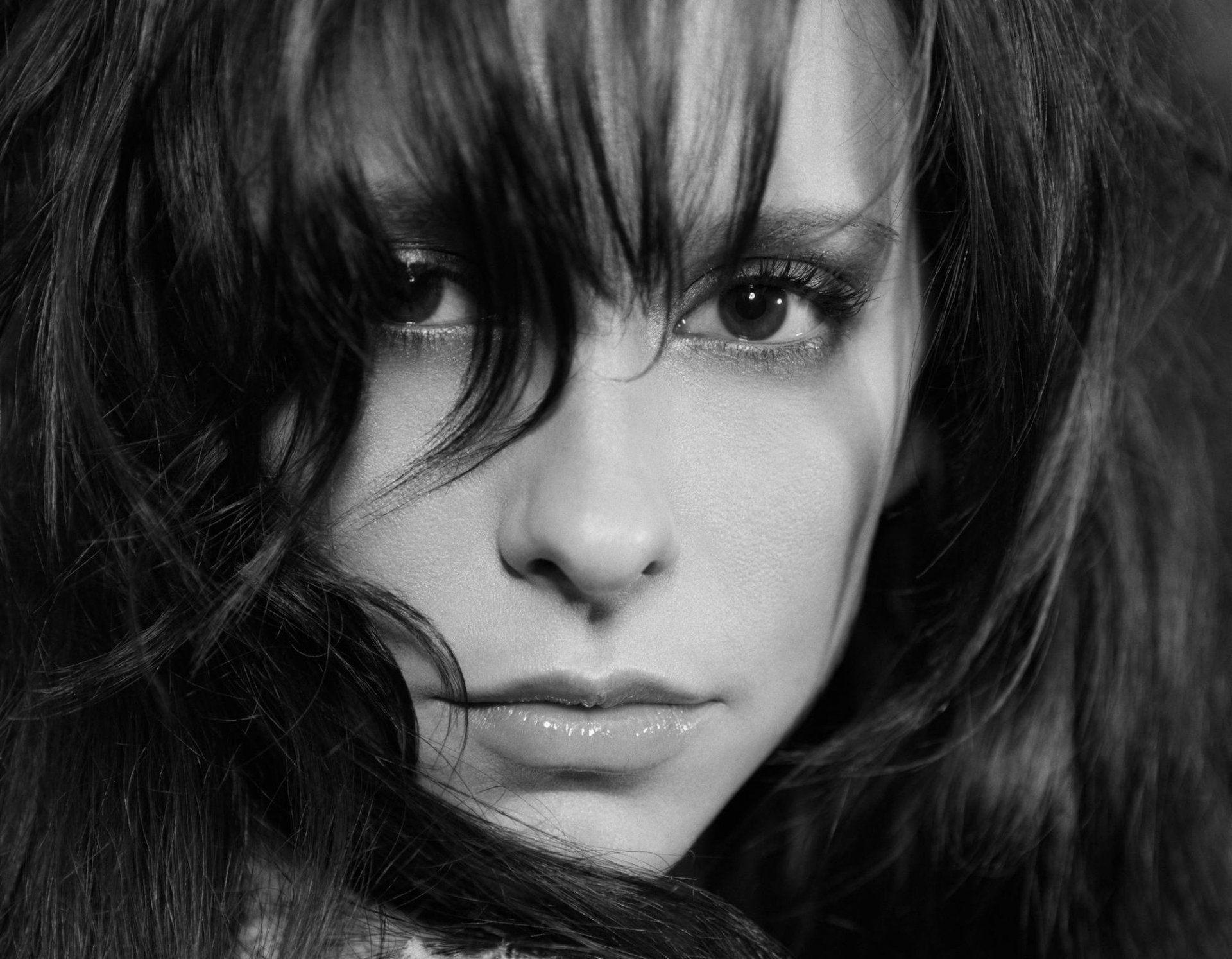 Close-up black and white HD desktop wallpaper of celebrity Jennifer Love Hewitt with tousled hair framing her face.