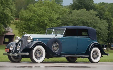 HD wallpaper of a classic 1932 Lincoln 4 Door Convertible KB V12, showcasing its vintage elegance against a lush green backdrop.