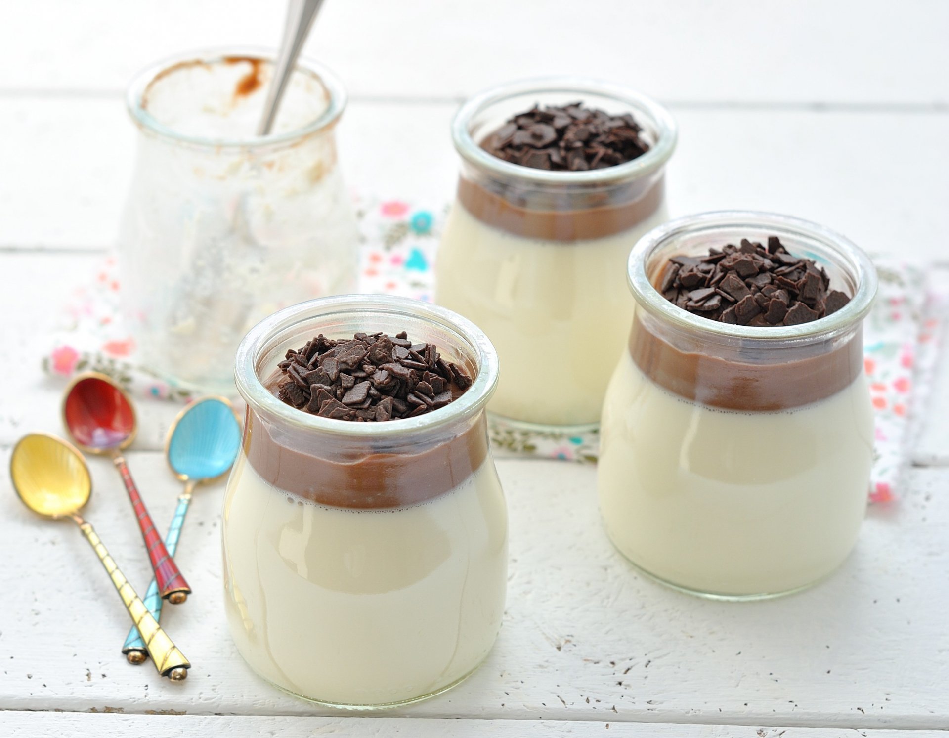 HD PC desktop wallpaper featuring three glass jars of creamy dessert topped with chocolate shavings, accompanied by colorful spoons and a jar of sugar in the background.
