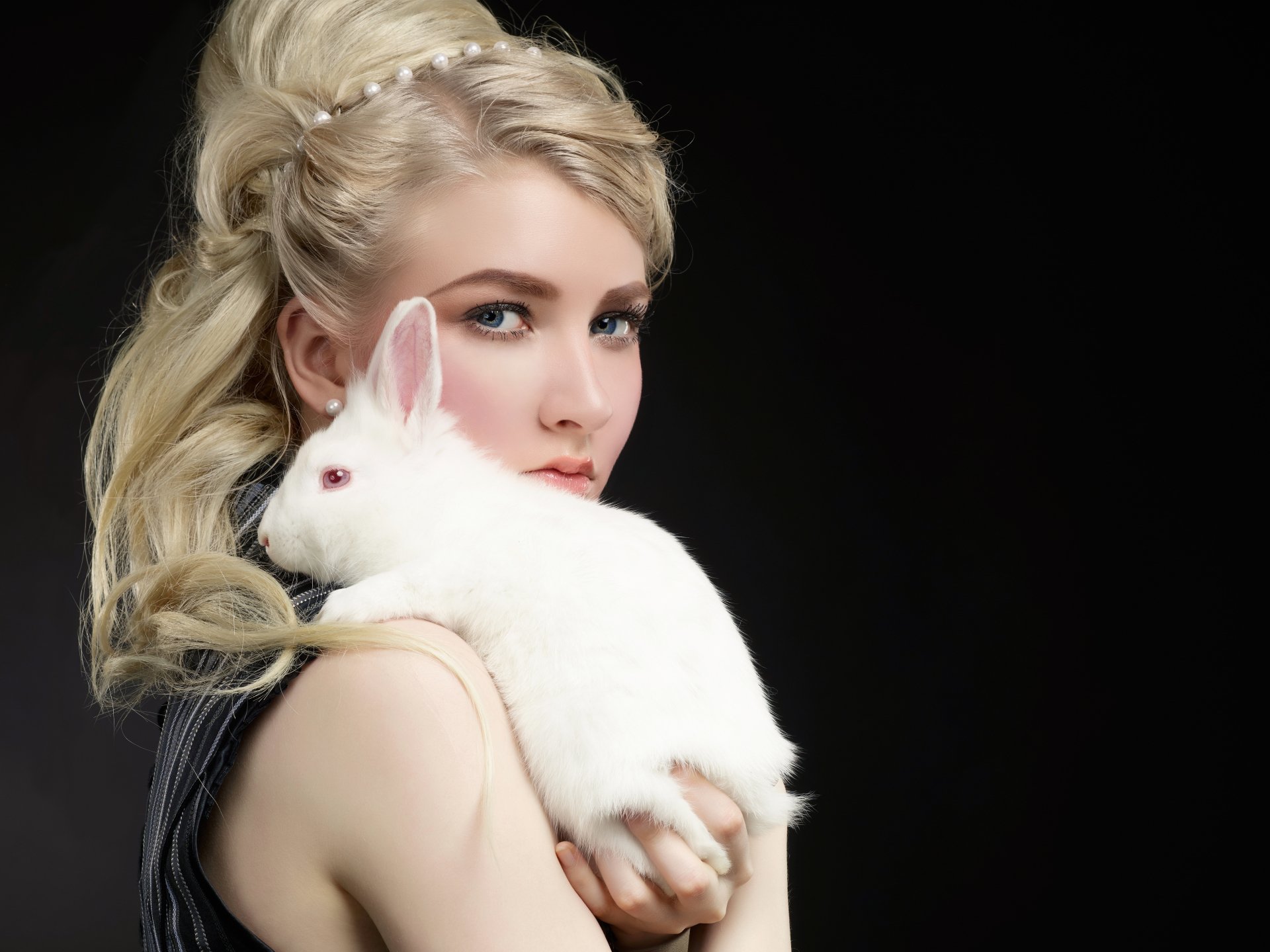 5K Ultra HD PC desktop wallpaper and background: blonde woman model cradling a fluffy white rabbit against a dark black backdrop.