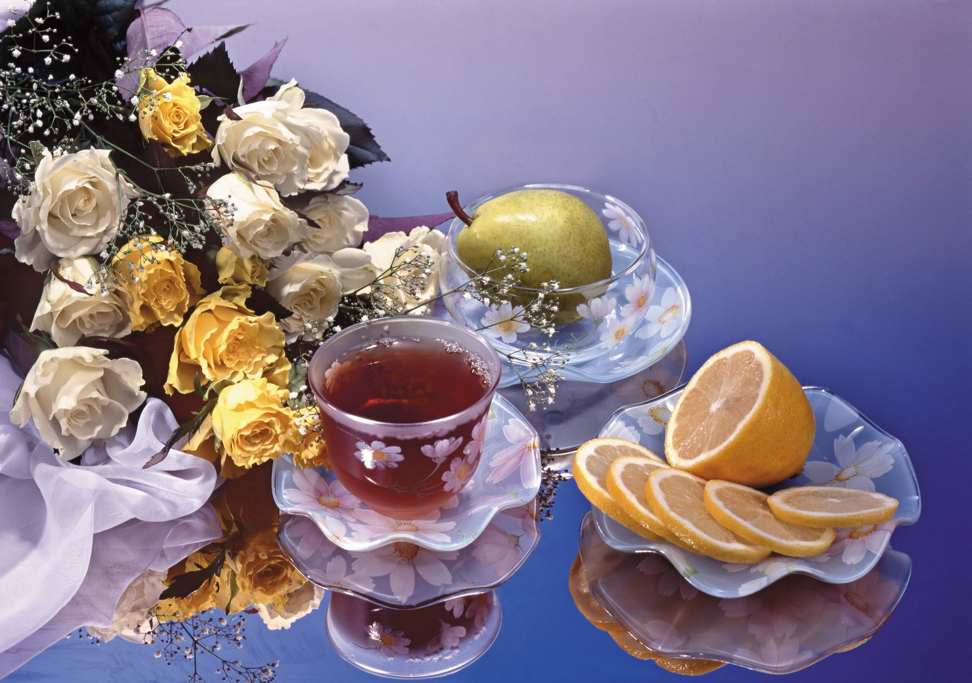 HD PC desktop wallpaper of a still life featuring a glass cup of tea, sliced lemons on a glass plate, a green pear, and a bouquet of white and yellow roses against a soft purple background.