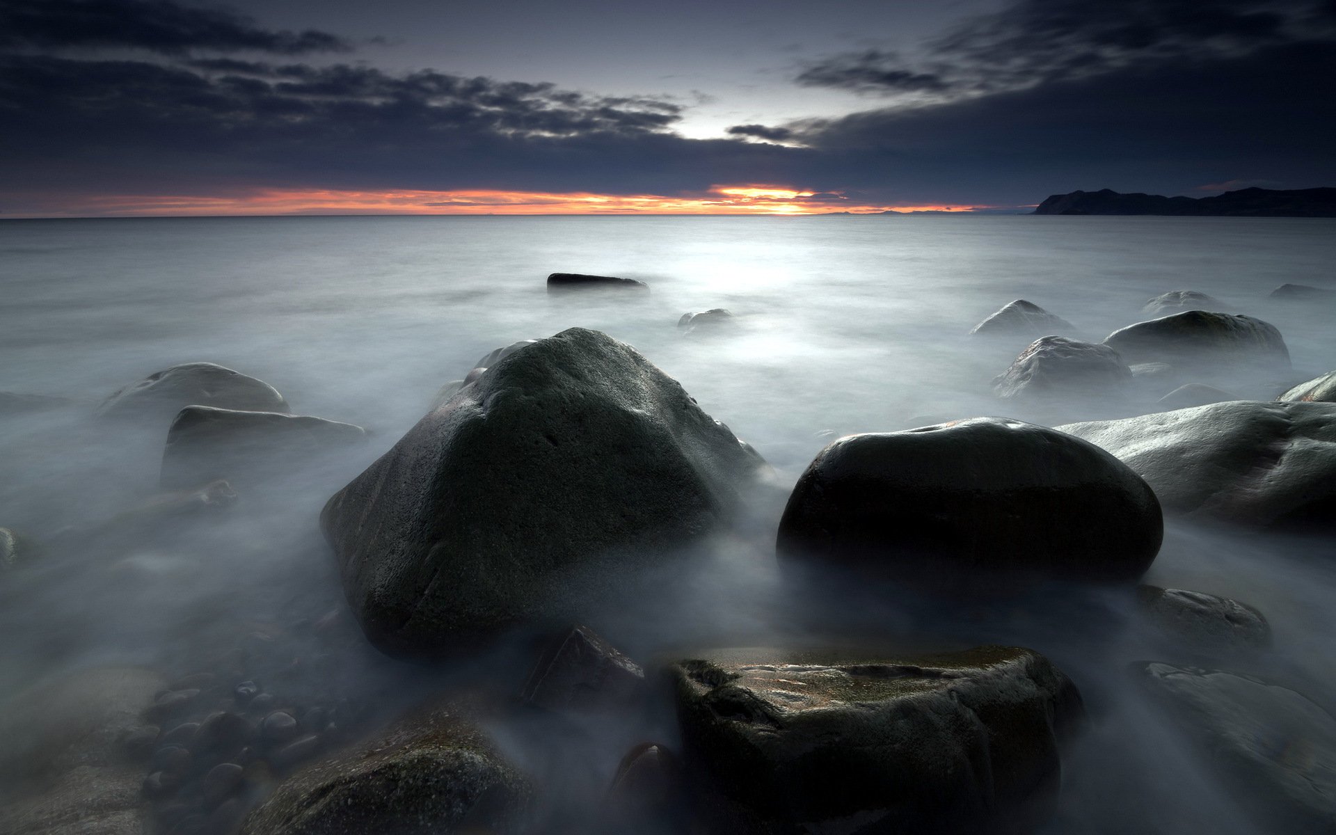 Night stone. Ночное море. Ночь море камни. Туманное море. Каменный берег в тумане.