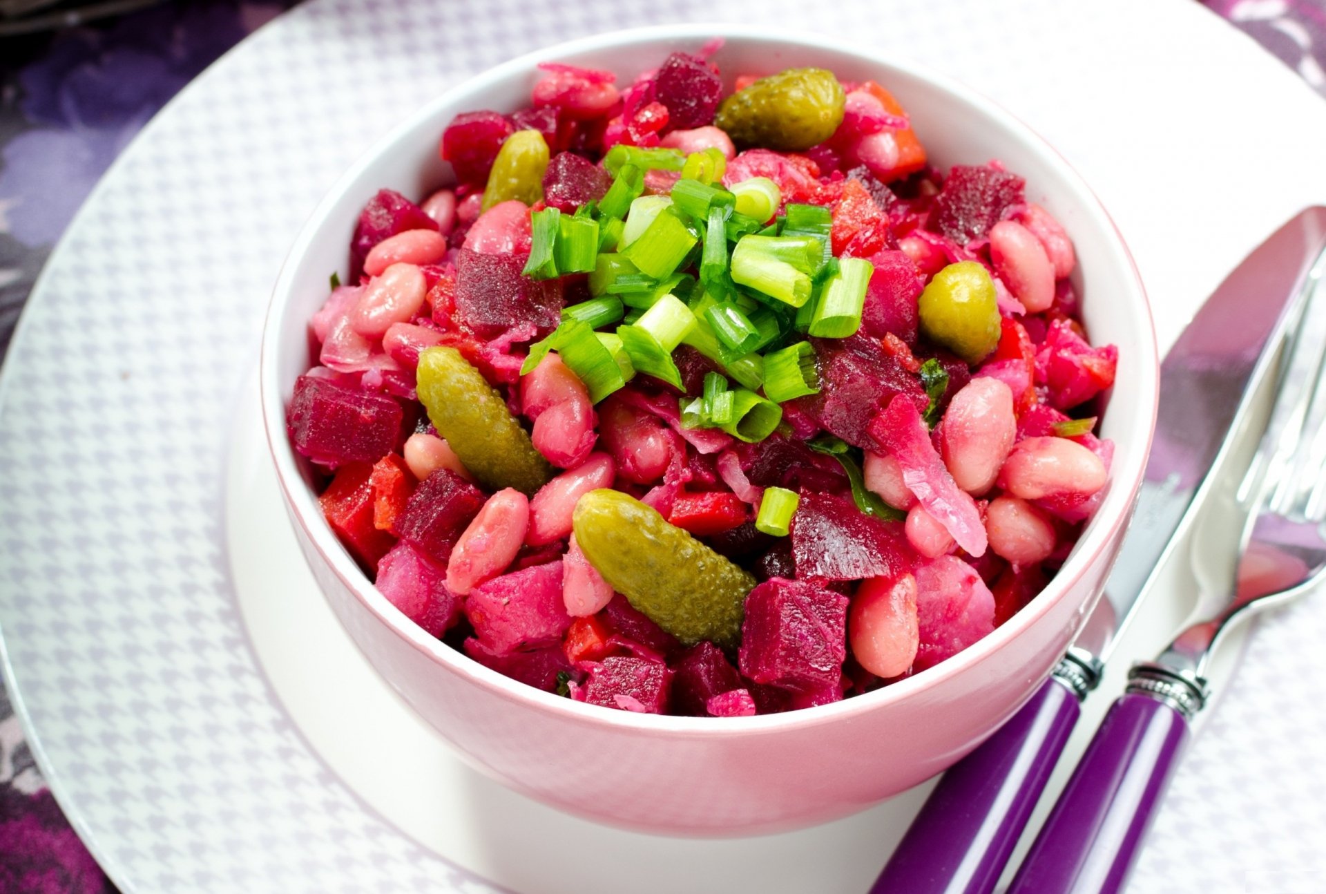 HD PC desktop wallpaper showing a vibrant bowl of salad with beans, pickles, beets, and chopped green onions on a white plate with cutlery.
