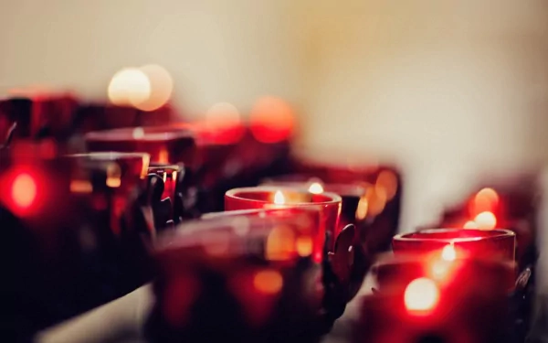 HD photography of glowing red candles with blurred background, creating a warm and serene atmosphere for a PC desktop wallpaper and background.