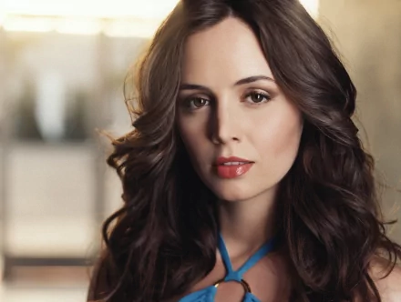 HD PC desktop wallpaper featuring a close-up portrait of celebrity Eliza Dushku with soft lighting and a blurred background.