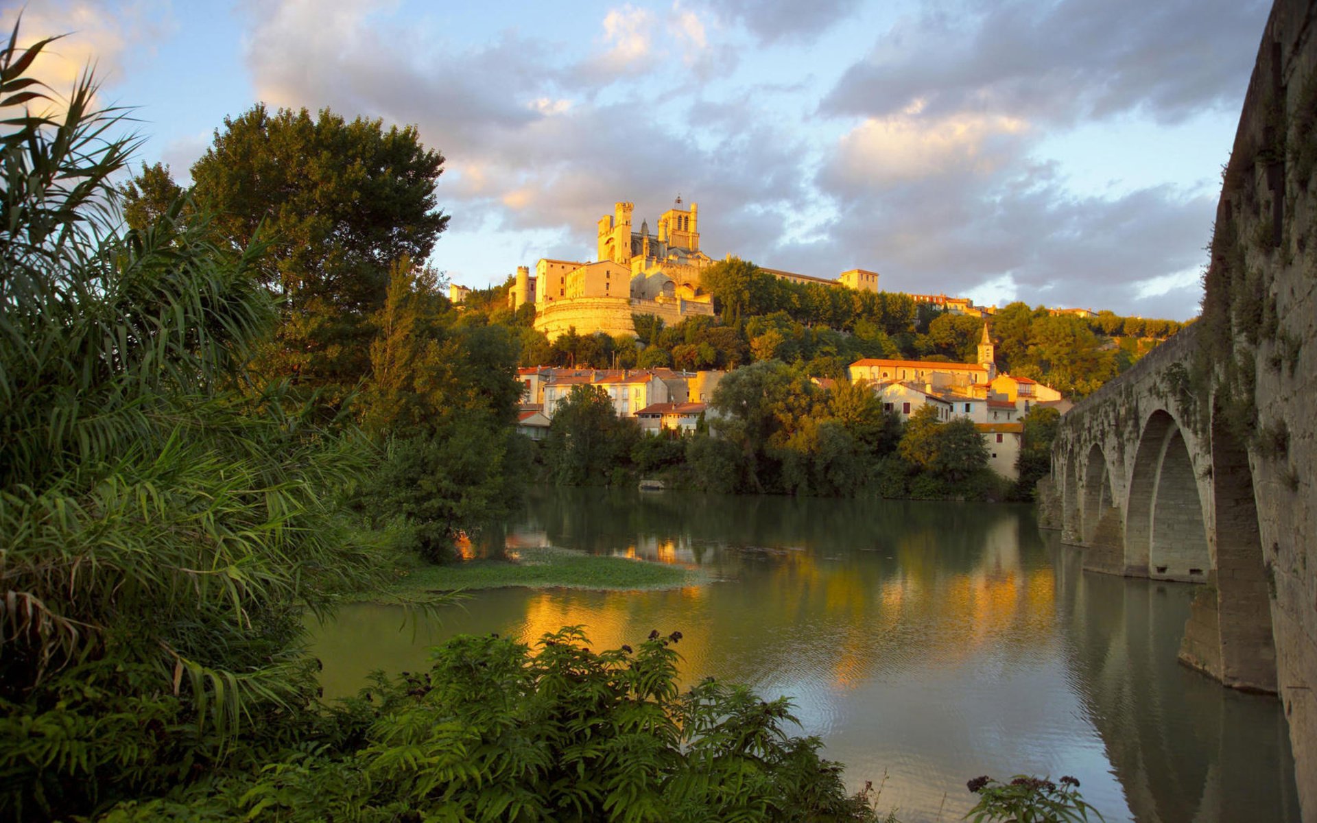 South of france. Маран город Франция. Замки Лангедок Руссильон. Замки Лангедока. Лангедок-Руссильон реки.