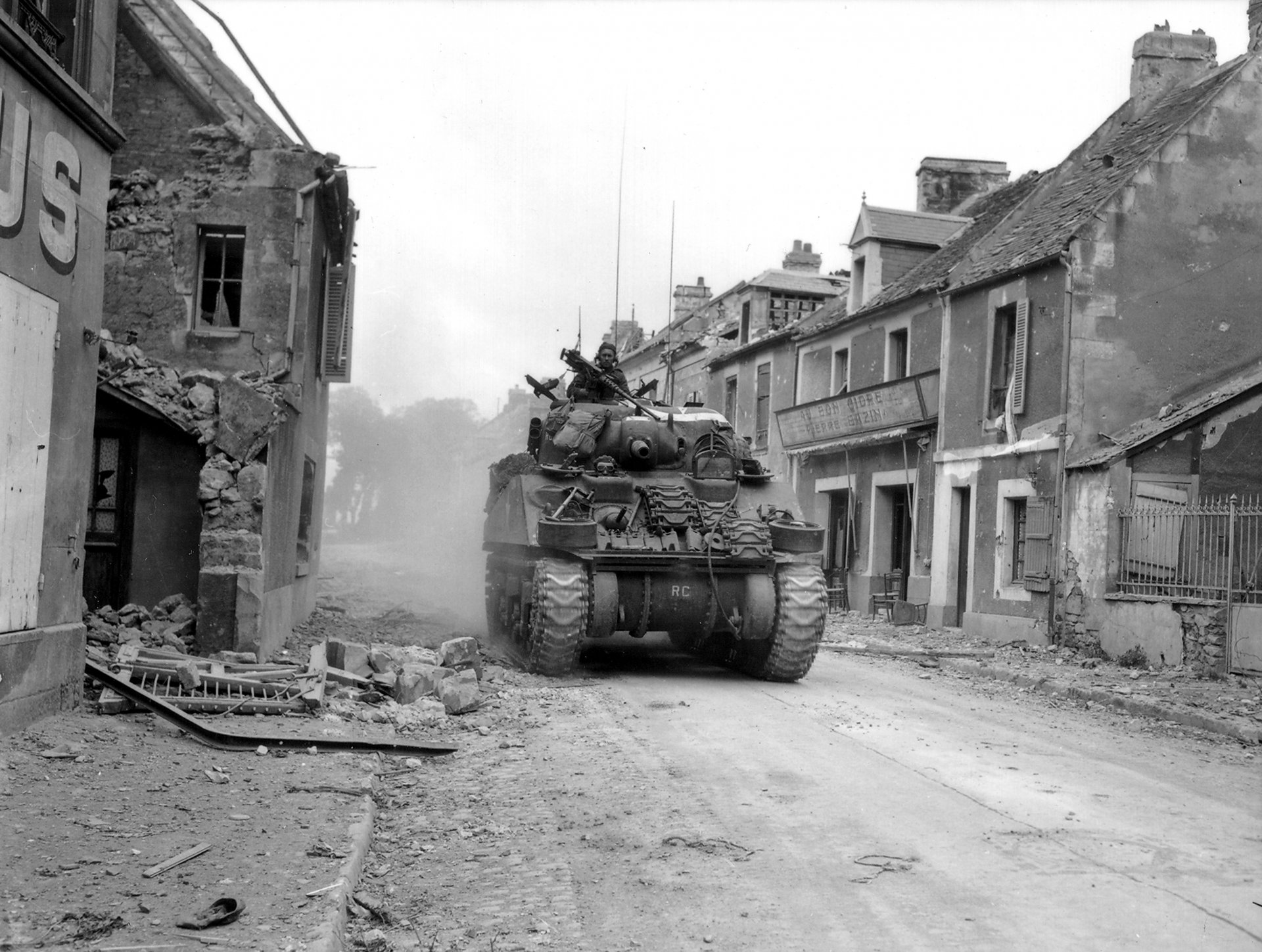 HD Military Tank in Historic Battle Ruins Wallpaper | 3287x2480 ...